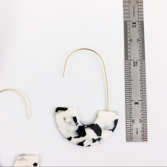 Acrylic Arc Hoop Earring Black & White Marble NEW - Picture 3 of 3